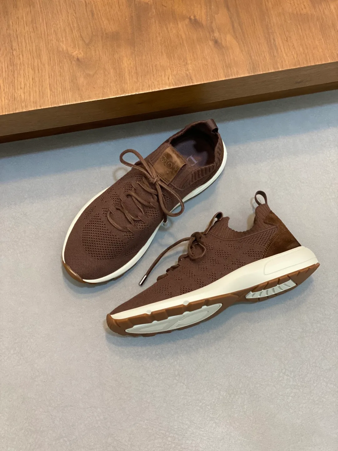 Ex-factory price: 580💰Dior’s latest men’s fashion sneakers. This item draws inspiration from retro jogging shoes. Featuring a thick, low-top design, it features a mesh fabric upper and an ultra-light rubber foam sole. The side is decorated with an embossed "Di~r" logo. Code number: 39-44 (order 38, 45, 46)